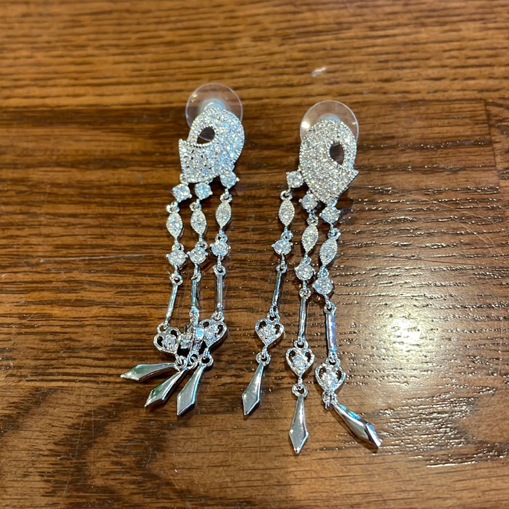 NWOT - Silver dangly, chandelier earrings